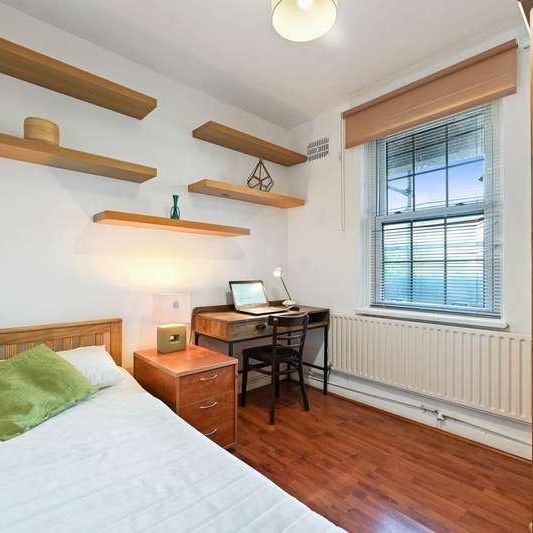 Large Delightful Three Or Four Bedroom Apartment In Kennington, SE17 - Photo 1