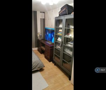 1 bedroom in a flat share to rent - Photo 2