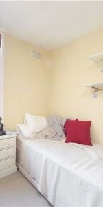 2 bedroom flat in London - Photo 4