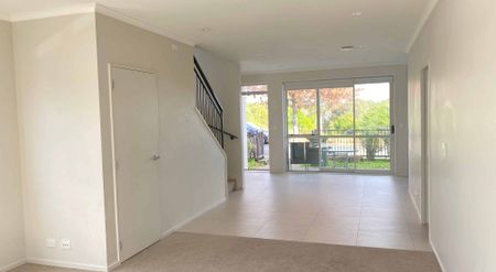 Spacious 4-Bedroom, 2-Bathroom Home with 2 Living Areas - Photo 3