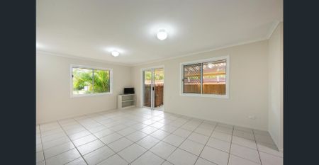 Great Location, Spacious Living Inside & Out ** Break Lease - Benefit From Initial 3 Months' Rent Under Market Price ** - Photo 2