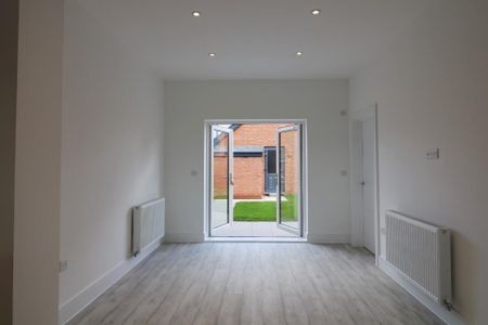 4 bedroom detached house to rent - Photo 2