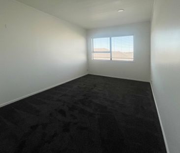 Bright & Spacious 3-Bedroom Apartment in Papakura Central - Photo 4