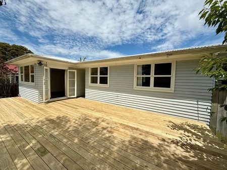 Sun Soaker - Charming 3BR Te Atatu Peninsula Home - Photo 4