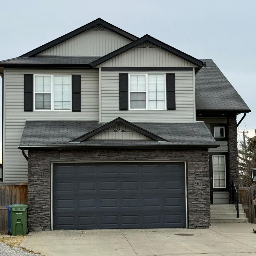 Come View this Beautiful Home in Johnstone Park! - Photo 1