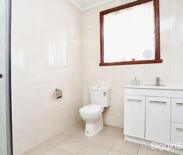 Three Bedroom Gem in Sought-After Glen Waverley Location - Photo 3