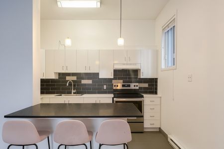 Logement rénové de 2 chambres en location semi-meublé - Photo 2