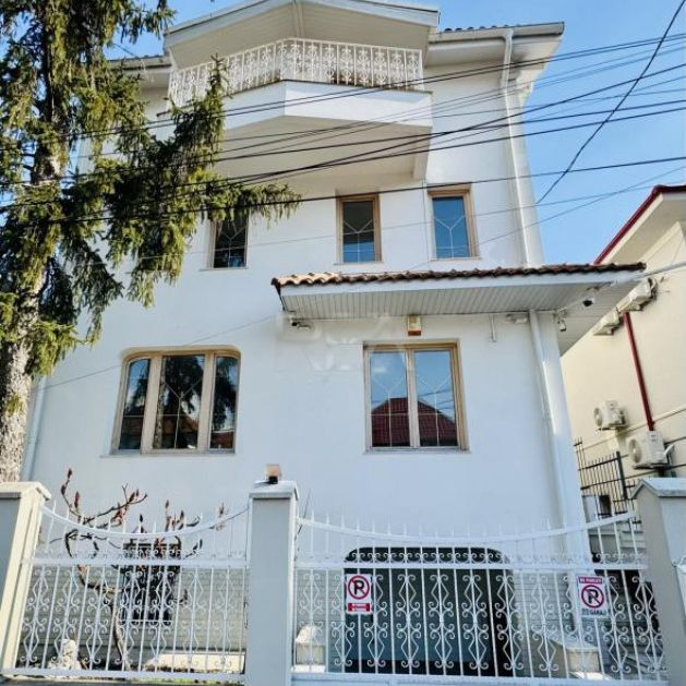 Vila reprezentativa vis a vis de Piata Floreasca, garaj, cur - Fotografie 1