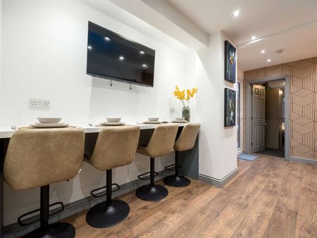 OX Living is proud to present this high-quality 9-bedroom co-living property, perfect for working professionals looking for stylish, stress-free living. Room 8 - Photo 3