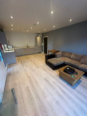 2 Bed Flat, Greater London, E14 - Photo 1