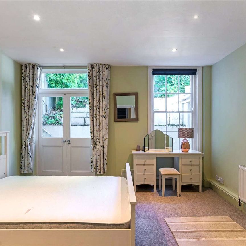 An Exceptional Furnished Residence in the Heart of Clifton. - Photo 1