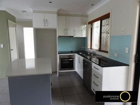 Stylish Three-Bedroom Townhouse in Prime Carina Heights Location - Photo 4