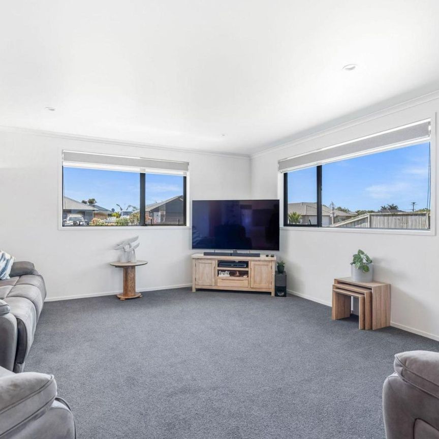 Modern family living - Photo 1