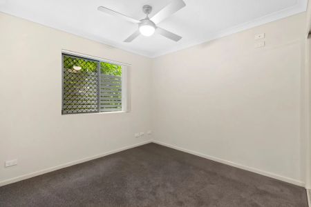 Ground Floor Unit - Ultra-Convenient Location - Photo 3