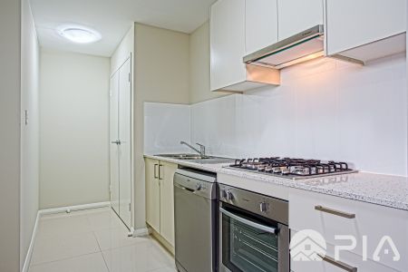 Modern and spacious apartment, located in one of Parramatta's premier residential district - Photo 2