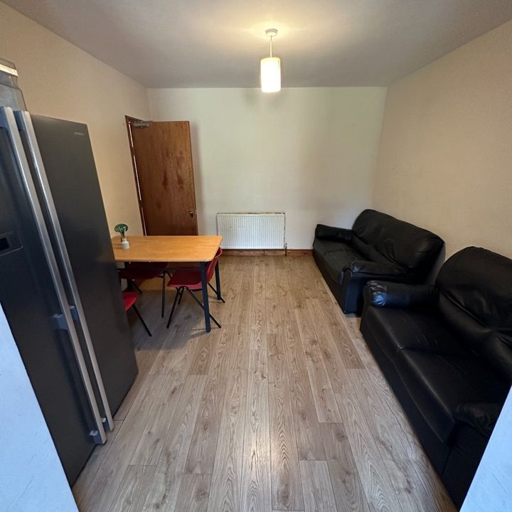 5 Bed Semi-Detached House, Bonnington Road, LE2 - Photo 1