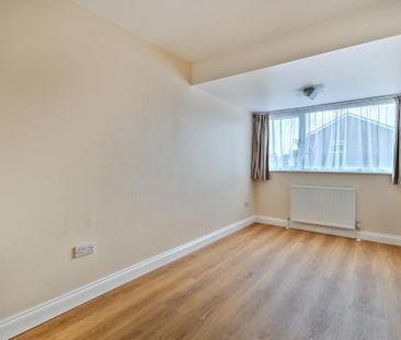 4 bedroom end of terrace house to rent - Photo 3