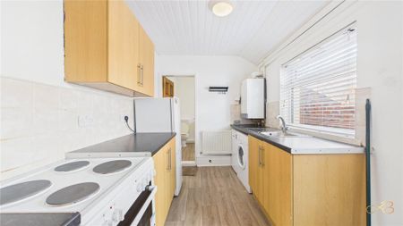 2 bedroom end of terrace house to rent - Photo 3