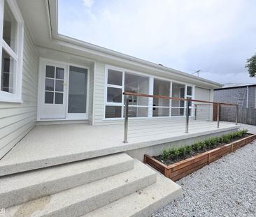 Stunning Newly Renovated Family Home - Walk to the Beach - Photo 5