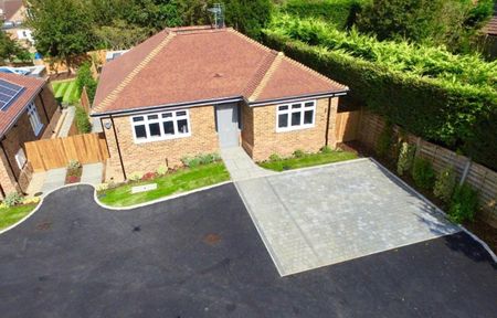 Harriotts Drive, Ashtead, Surrey, KT21 2AA - Photo 2