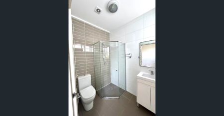 Stylish 3-Bedroom Townhouse, Great Location - Photo 2