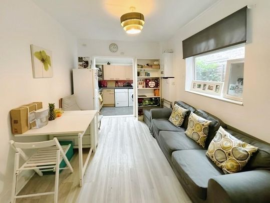 4 bedroom terraced house to rent - Photo 1