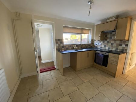 3 bedroom semi-detached house to rent - Photo 5