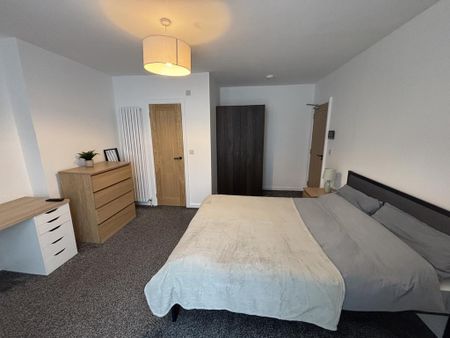 1 bedroom in a house share to rent - Photo 2