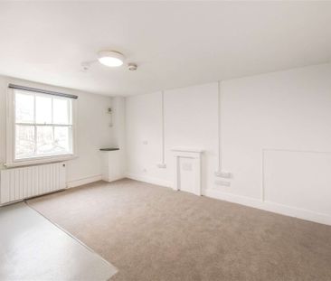 A fantastically located studio flat with shared bathroom facilities. - Photo 1