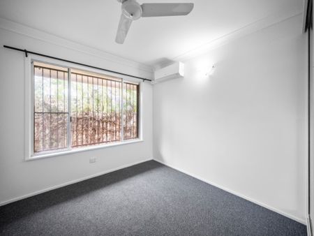 Family Home with a Pool in Kirwan - Photo 5