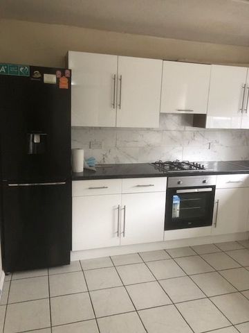 3 Bed Semi-Detached House, Alverstone Road, E12 - Photo 5