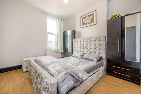 3 bedroom flat to rent - Photo 3