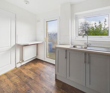 Price £950 pcm - Available Now - Unfurnished - Photo 3