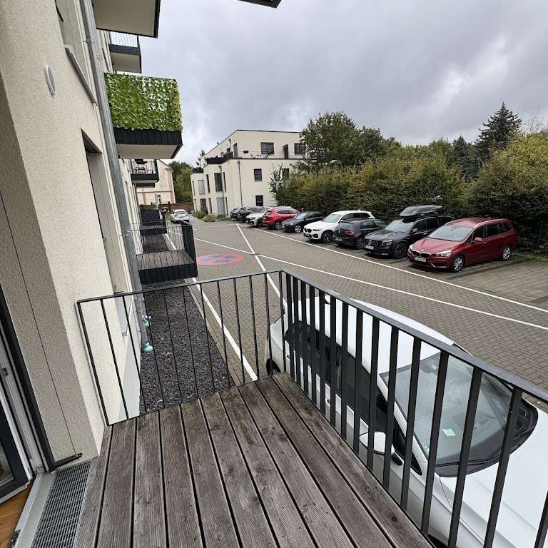 Wundersch&ouml;ne Erdgeschosswohnung mit toller EBK &amp; gem&uuml;tlichem Balkon im gr&uuml;nen Buch - Foto 1