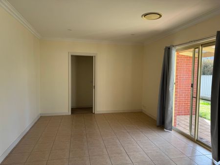 Neat 3 Bedroom Home in Quiet Court Location - Photo 5