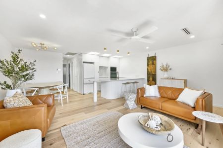 Fully Furnished Modern Luxe Top Floor Apartment with Ocean Views - Photo 2