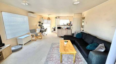 Pet-Friendly 3BR Home with Garden, Garage & Views - Photo 5