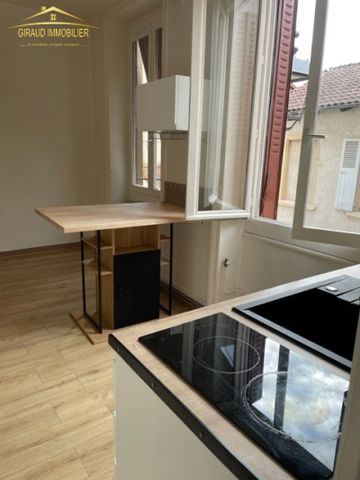 CHARLIEU T2 1ER ETAGE - Photo 3
