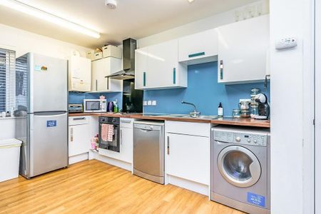 4 bedroom flat to rent - Photo 4