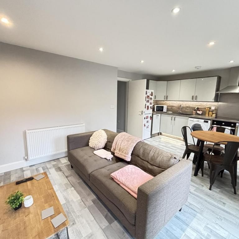 2 bedroom flat to rent - Photo 1