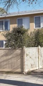 Convenient Ground Floor Two Bedroom Apartment - Photo 4