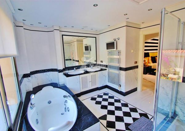 Stunning modern apartment with sea views in Puerto Banus