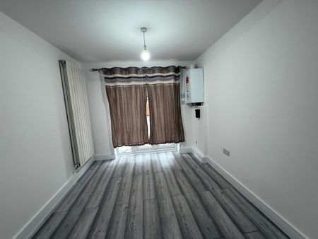 Three bedroom Ground Floor Flat close to redbridge station - Photo 3