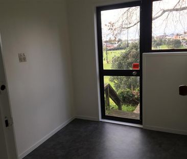 ELLERSLIE - 3 brm Townhouse - Great Locations - Photo 5