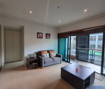 Cosy Viaduct Apartment with Carpark - Photo 5