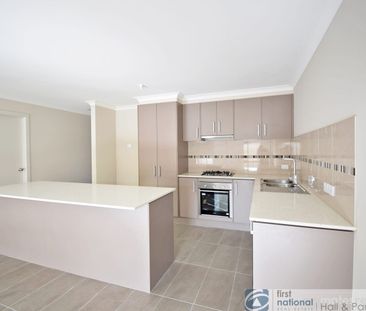 This beautiful 3 bedroom family home is situated minutes away from ... - Photo 4