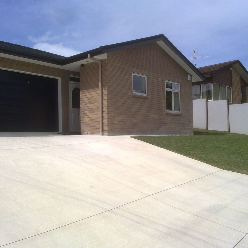 Single-story, two-bedroom attached quality townhouse in a nice, private cul-de-sac in Pakuranga - Photo 2