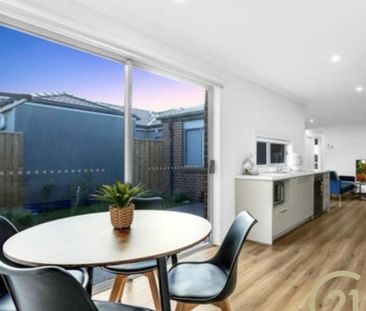 Modern Fully Upgraded Family Home – Prime Location & Ultimate Conve... - Photo 4