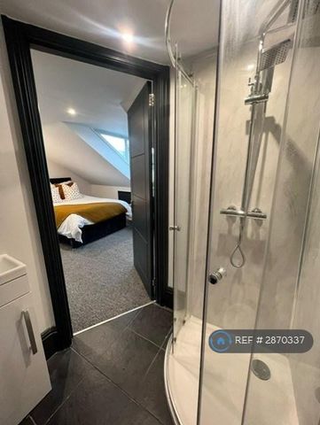 1 bedroom in a house share to rent - Photo 2