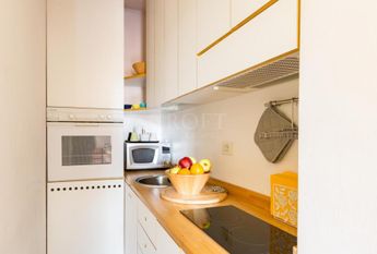 A Charming Penthouse with a Balcony in the Heart of Rome. In Residence with consierge, A/C , WIFI.Rif. #1946